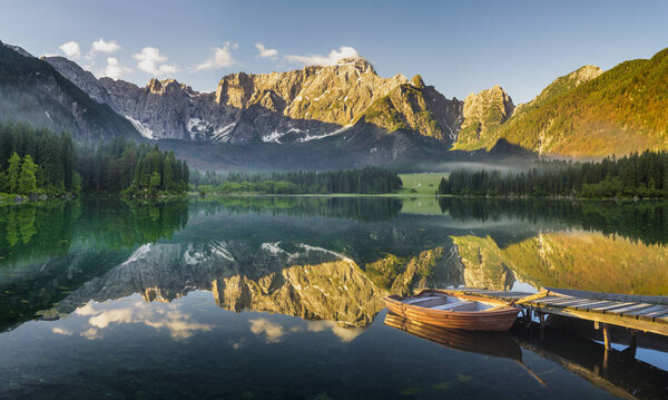 отражение горы Мангарт в озере Лаги ди Фуси

