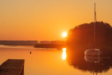 günbatımı gölde tekne doğal görünümünü 
