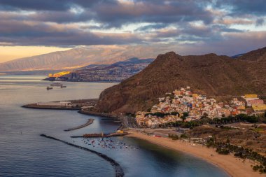 Tenerife Teresitas beldesinde arka plan, Santa Cruz ve Teide Yanardağı ile görünümünü