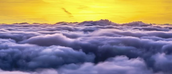 Kabarık Bulutlar Okyanus Üzerinde Günbatımında Akan — Stok fotoğraf