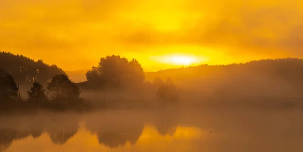 มมองท สวยงามของเทพน ยายเช าหมอกร มทะเลสาบ — ภาพถ่ายสต็อก