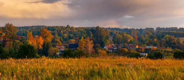 波兰德拉沃斯科湖区村庄景观 — 图库照片