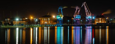 Szczecin, Polonya - Aralık 2018: Işıklı eski bağlantı noktası vinçler gece Bulvarı'nda