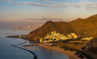 Tenerife Teresitas beldesinde arka plan, Santa Cruz ve Teide Yanardağı ile görünümünü