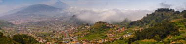 La Laguna şehir ve vadi yanardağ Teide altında doğal görünümünü Tenerife