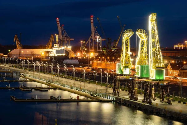 Szczecin, Polonya - Aralık 2018: Işıklı eski bağlantı noktası vinçler gece Bulvarı'nda