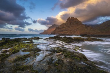 deniz manzara ve dağlar, kuzey Tenerife kıyı şeridi, Kanarya Adaları, İspanya'nın doğal görünümü