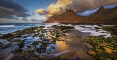 deniz manzara ve dağlar, kuzey Tenerife kıyı şeridi, Kanarya Adaları, İspanya'nın doğal görünümü