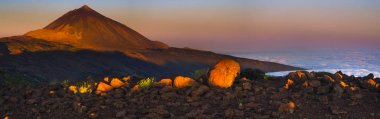 Yükselen güneş, Milli Parkı Teide, Tenerife sıcak ışığıyla aydınlatılan Teide Yanardağı