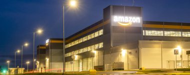 Szczecin, Polonya - Ocak: Amazon Lojistik Merkezi gece