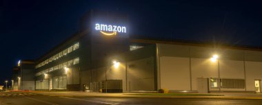 Szczecin, Polonya - Ocak: Amazon Lojistik Merkezi gece