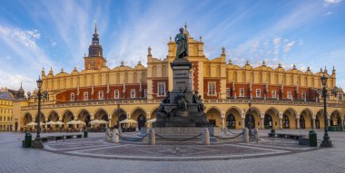 Krakow, Polonya - Haziran 2018: Main Market Square Krakow güneşli sabah sırasında