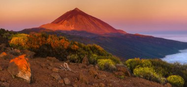 Yükselen güneş, Milli Parkı Teide, Tenerife sıcak ışığıyla aydınlatılan Teide Yanardağı