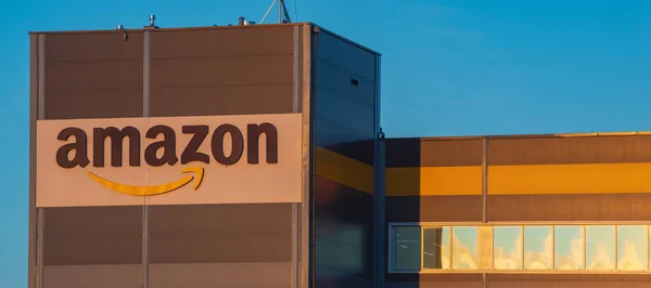 Szczecin Polandia Januari Logo Amazon Pada Fasad Pusat Logistik Bangunan — Stok Foto