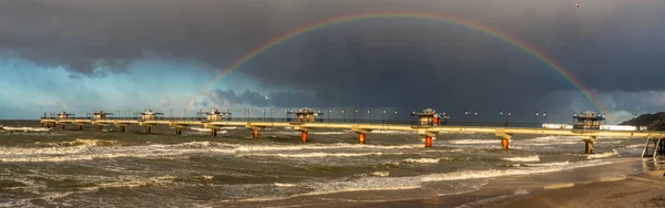 Живописный Вид Радугу Над Балтийским Морем После Зимнего Ливня — стоковое фото