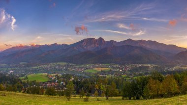 Güneş, Tatra Dağları, Polonya ayarlama ışığında güzel dağ manzarası