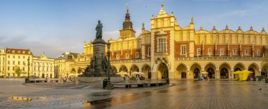 Krakow, Polonya - Haziran 2018: Main Market Square Krakow güneşli sabah sırasında 