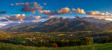 Güneş, Tatra Dağları, Polonya ayarlama ışığında güzel dağ manzarası