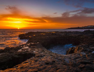 okyanusun kayalık sahil üzerinde dramatik gündoğumu