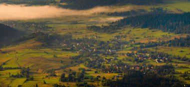 Misty dawn dağ valley, Babia dağ, Polonya tepesinden göster