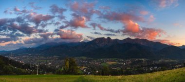 Güneş, Tatra Dağları, Polonya ayarlama ışığında güzel dağ manzarası