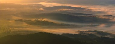 Misty dawn dağ valley, Babia dağ, Polonya tepesinden göster