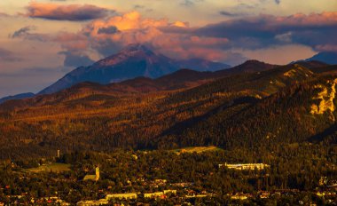 Güneş, Tatra Dağları, Polonya ayarlama ışığında güzel dağ manzarası