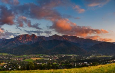 Güneş, Tatra Dağları, Polonya ayarlama ışığında güzel dağ manzarası