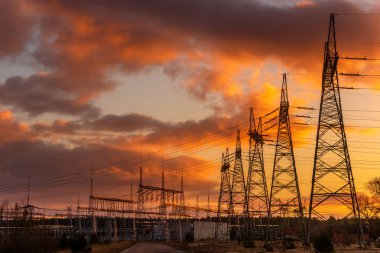 yüksek voltajlı elektrik hatları günbatımı, elektrik dağıtım İstasyonu