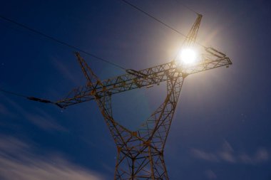 yüksek voltajlı elektrik hatları günbatımı, elektrik dağıtım İstasyonu