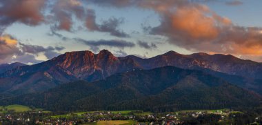 Güneş, Tatra Dağları, Polonya ayarlama ışığında güzel dağ manzarası