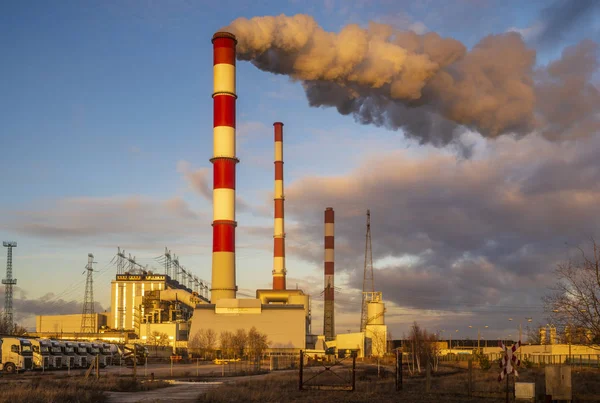 Chimeneas Humeantes Plantas Químicas Que Emiten Enormes Cantidades Gases Efecto —  Fotos de Stock