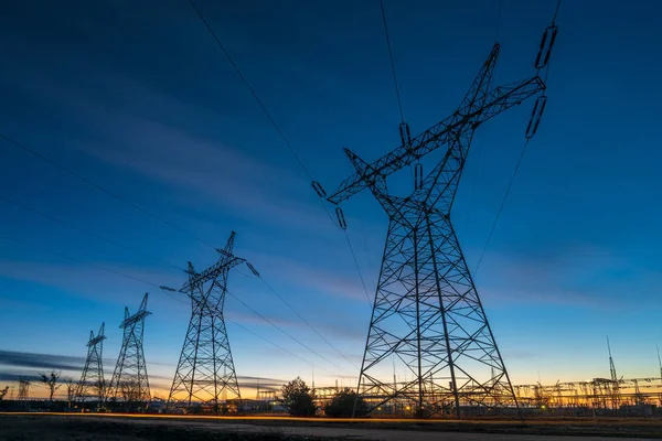 Yüksek Voltajlı Elektrik Hatları Günbatımı Elektrik Dağıtım Stasyonu — Stok fotoğraf