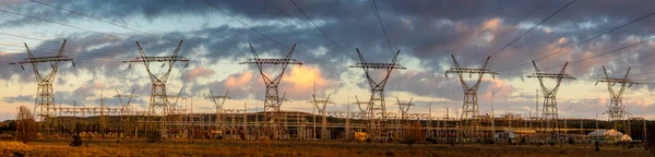 Linhas Eléctricas Alta Tensão Pôr Sol Estação Distribuição Electricidade — Fotografia de Stock