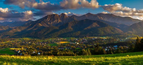 設定日 タトラ山脈 ポーランドに照らして美しい山の風景 — ストック写真