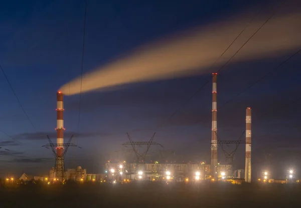 喫煙化学工場の煙突 空気環境汚染の概念 — ストック写真
