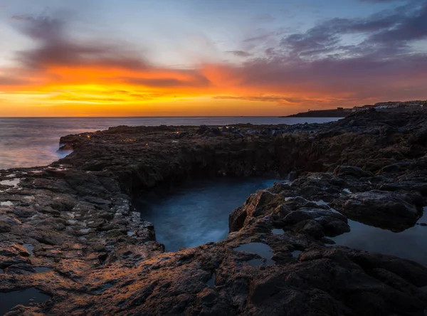 okyanusun kayalık sahil üzerinde dramatik gündoğumu