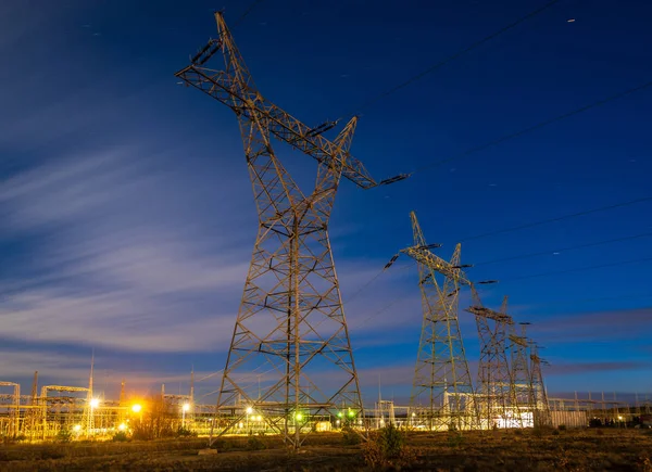 Yüksek Voltajlı Elektrik Hatları Günbatımı Elektrik Dağıtım Stasyonu — Stok fotoğraf
