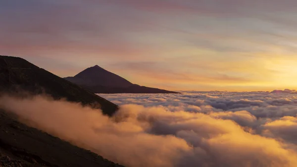 山の素晴らしい夕日の景色 — ストック写真