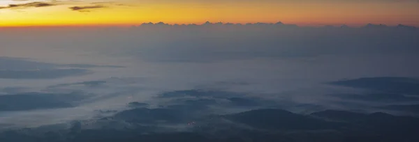 Hermoso Amanecer Brumoso Valle Montañoso Una Vista Desde Cima Montaña —  Fotos de Stock