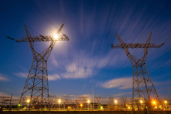 Yüksek Voltajlı Elektrik Hatları Günbatımı Elektrik Dağıtım Stasyonu — Stok fotoğraf