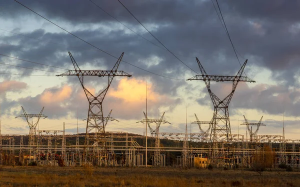 Yüksek Voltajlı Elektrik Hatları Günbatımı Elektrik Dağıtım Stasyonu — Stok fotoğraf