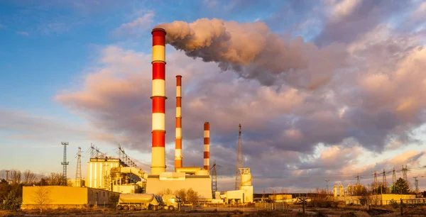 化工厂的吸烟烟囱排放大量温室气体 空气环境污染的概念 — 图库照片