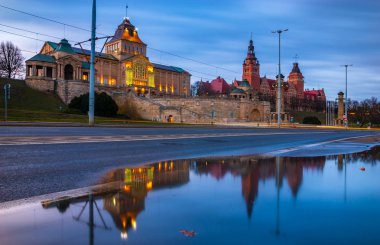 Yansıma ıslak yolda şekillendirme Szczecin anıtlar