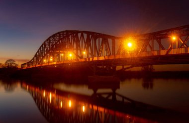 demir truss köprü gün batımında