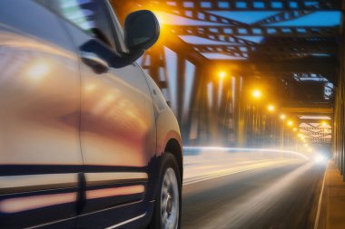 gece bir makas köprüsü üzerinden yüksek hızda sürüş araba