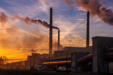 büyük miktarda toz ve duman yayar eski bir kimyasal fabrika