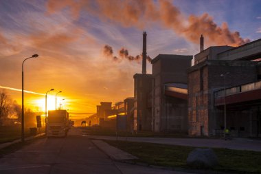 büyük miktarda toz ve duman yayar eski bir kimyasal fabrika
