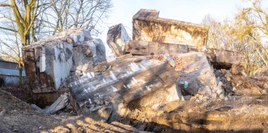 yıkılan bina - beton ve metal enkaz yıkılan binanın