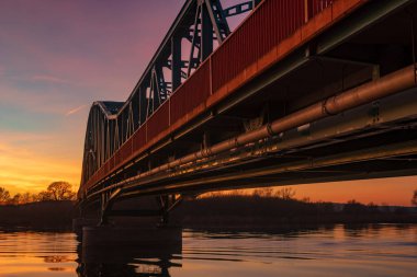 demir truss köprü gün batımında